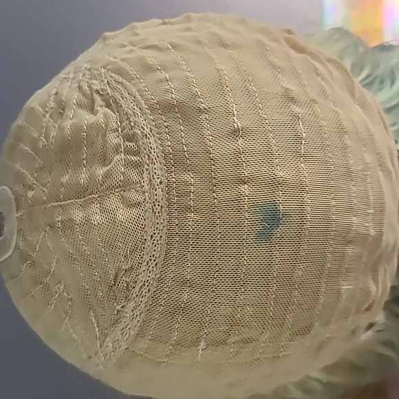 Custom dyed Synthetic blonde wig - Picture 9 of 10